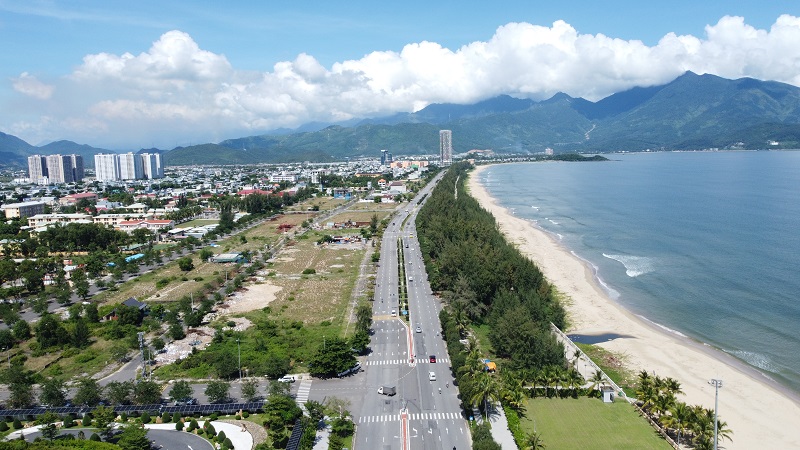 UBND thành phố Đà Nẵng đề xuất HĐND thành phố xem xét điều chỉnh tổng thu ngân sách nhà nước trên địa bàn năm 2025 phấn đấu trên 30.000 tỷ đồng, trong đó phấn đầu nguồn thu từ đất đạt trên 4.500 tỷ đồng .