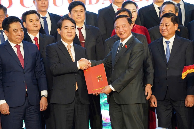 Ông Nguyễn Khắc Định, Phó chủ tịch Quốc hội trao Quyết định cho ô