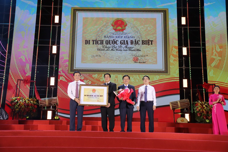 Tháp bà Pô Nagar đón nhận Bằng 