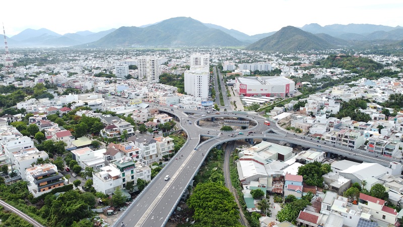 tỉnh Khánh Hòa mới sau sáp nhập với diện tích hơn 8.555 km2, đã mở ra một không gian phát triển rộng lớn, đòi hỏi cần có tầm nhìn, định hướng chiến lược khoa học, đồng bộ, mang tính liên vùng và tích hợp các khu chức năng.