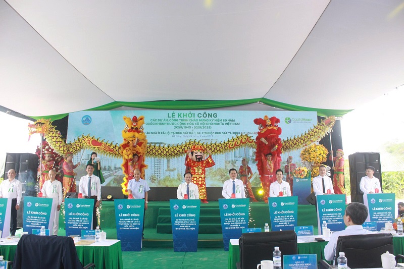Các đại biểu bấm nút khởi công Dự án nhà ở xã hội hơn 1.800 căn hộ. Ảnh: Trần Thi