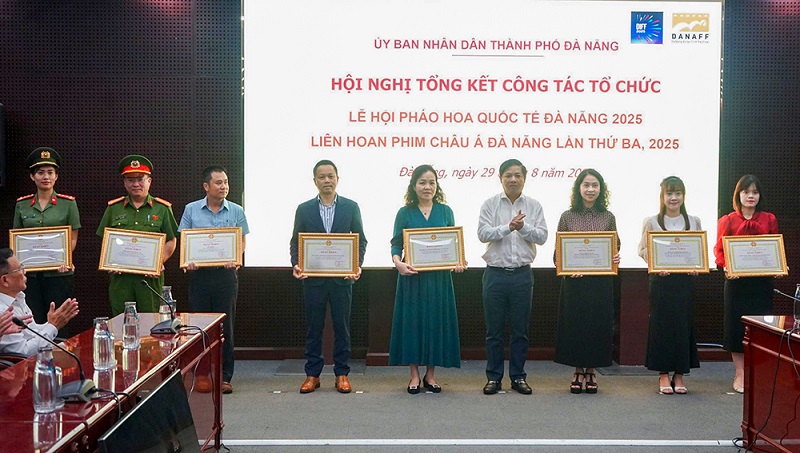 Chủ tịch UBND thành phố Lương Nguyễn Minh Triết trao Bằng khen cho các tập thể, cá nhân có thành tích xuất sắc trong công tác tham mưu và tổ chức Liên hoan phim Châu Á Đà Nẵng lần thứ Ba năm 2025