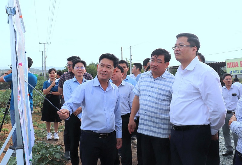 Đoàn công tác khảo sát thực địa khu vực quy hoạch Dự án Nhà máy điện hạt nhân Ninh Thuận 1 tại xã Phước Dinh.