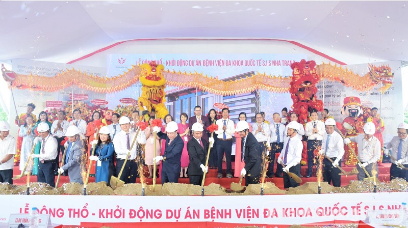 Các đại biểu thực hiện nghi thức khởi công công trình Bệnh viện Đa khoa Quốc tế S.I.S Nha Trang.