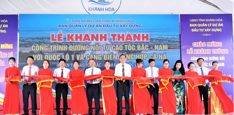 Các đại biểu cắt băng khánh thành 