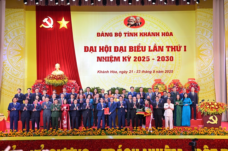 Chủ tịch Quốc hội trao quyết định của Bộ Chính trị về công tác cán bộ cho lãnh đạo Tỉnh ủy Khánh Hòa. Ảnh: AB