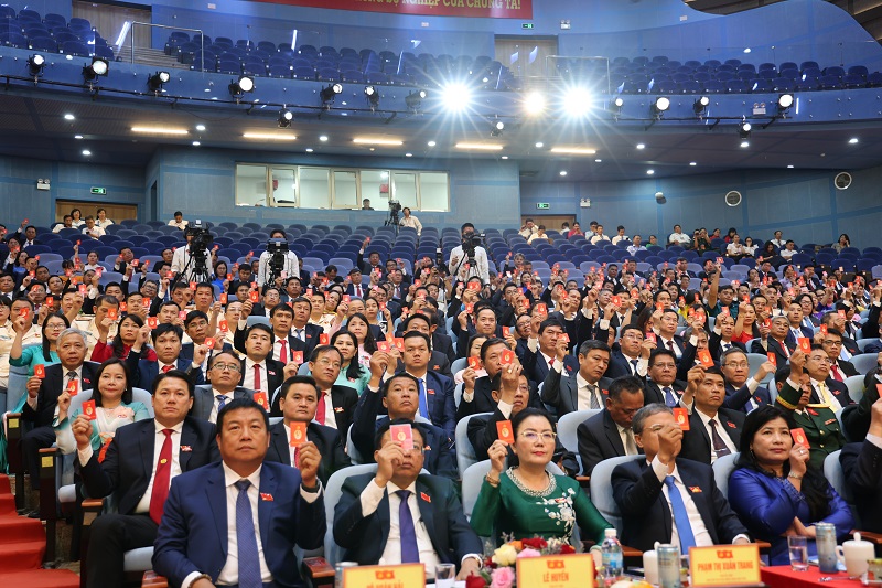  các đại biểu đã biểu quyết thông qua Nghị quyết Đại hội đại biểu Đảng bộ tỉnh lần thứ I, nhiệm kỳ 2025 – 2030.