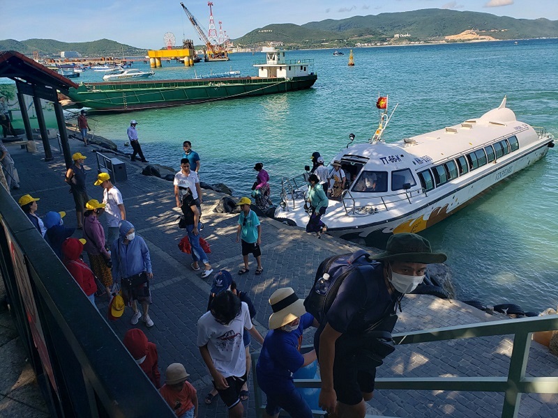 Hàng ngày, tỉnh Khánh Hòa có nhiều tàu du lịch đưa đón du khách tham quan, vui chơi trên vịnh Nha Trang. Ảnh: Linh Đan