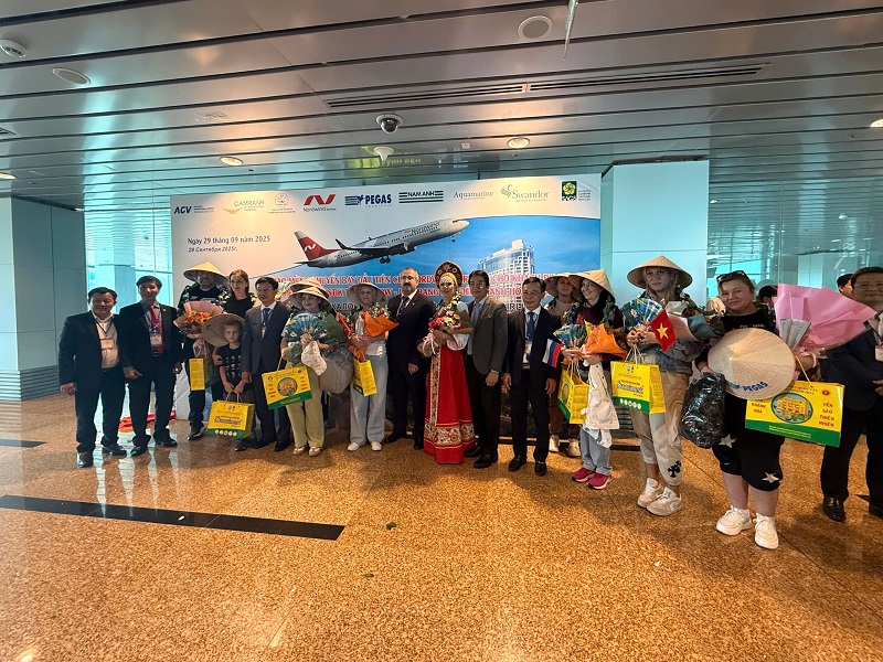chuyến bay đầu tiên của Hãng hàng không quốc tế Nordwind thuộc Tập đoàn Pegas Touristik đưa khách du lịch bay thẳng từ Nga đến Cam Ranh sau gần 5 năm ngừng khai thác.