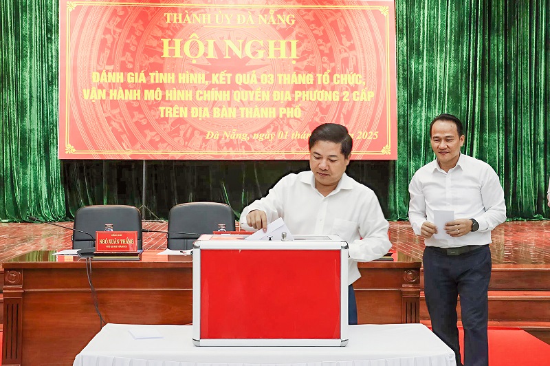 Bí thư Thành ủy Đà Nẵng Lương Nguyễn Minh Triết ủng hộ đồng bào các tỉnh thiệt hại nặng nề do bão số 10 gây ra