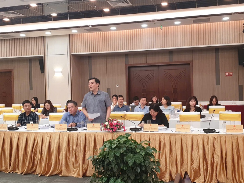 Đại diện Bộ Công thương giải trình một số ý kiến của đại biểu về Dự án Luật Thương mại điện tử. Ảnh: Linh Đan