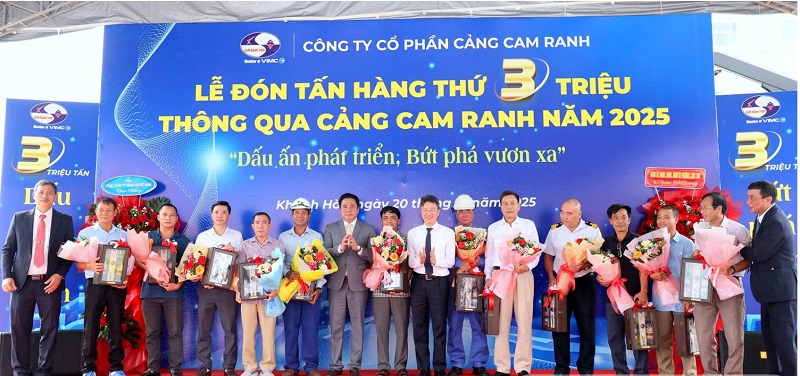 Đây là lần đầu tiên Cảng Cam Ranh, tỉnh Khánh Hòa đạt cột mốc thông qua 3 triệu tấn hàng hóa trong năm 2025.