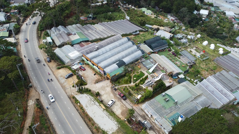 Việc phát triển nhà kính với mật độ cao, thiếu kiểm soát trong thời gian dài đã gây ra một số tác động tiêu cực đã được nhận diện như phá vỡ cảnh quan đô thị, làm tăng hiệu ứng nhà kính cục bộ và giảm khả năng thẩm thấu nước của đất. 