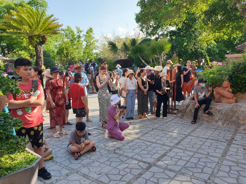 Du khách tham quan Tháp bà P