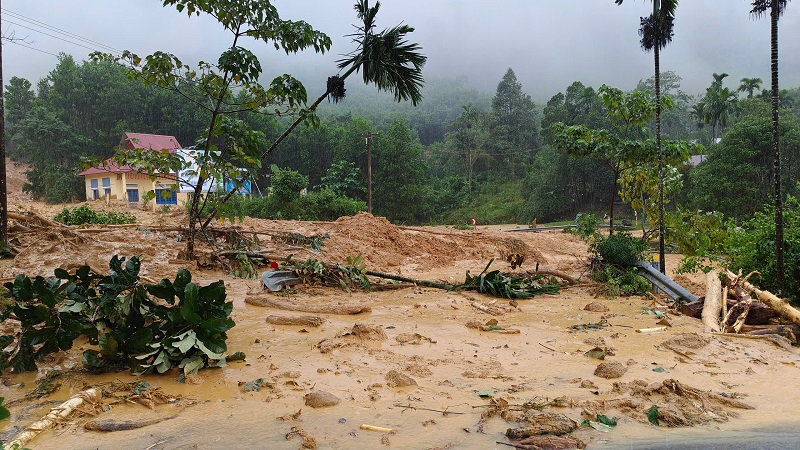 Còn ở trên là hiện tượng sạt lở trên quốc lộ 40B xã Trà Tân em nhé