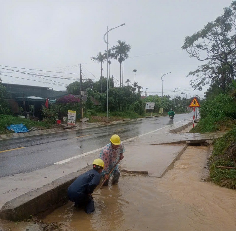 Công nhân ngành đường bộ khẩn trương khơi thông cống rảnh, đường sá do ảnh hưởng của mưa lũ đặc biệt lớn ở khu vực Trung Bộ. Ảnh: Cục Đường bộ Việt Nam