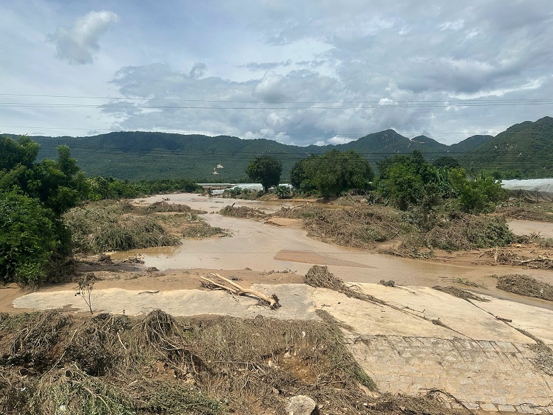 Hiện trường vụ vỡ hồ chứa nước gây thiệt hại nặng cho vùng hạ du xã Tuy Phong, tỉnh Lâm Đồng.