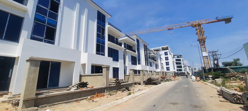 chủ đầu tư và nhà thầu phải thường xuyên cập nhật thông tin dự báo thời tiết trên các phương tiện thông tin đại chúng để chủ động thực hiện các biện pháp để hạ thấp độ cao cần trục tháp