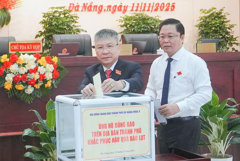 Đại biểu ủng hộ nhân dân trên địa bàn thành phố khắc phục hậu quả, thiệt hại lũ lụt