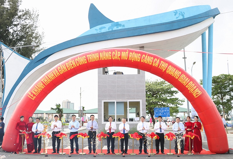 Lãnh đạo thành phố thực hiện nghi thức cắt băng khánh thành công trình Nâng cấp, mở rộng Cảng cá Thọ Quang (giai đoạn 2)