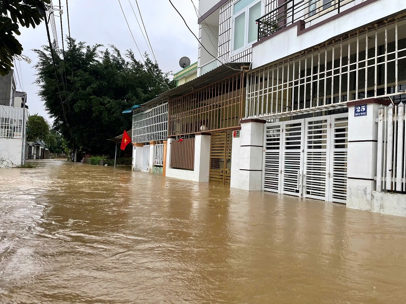 Nhiều nơi ở Nha Trang, tỉnh Khánh Hòa chìm trong biển nước. Ảnh: Kỳ Nam