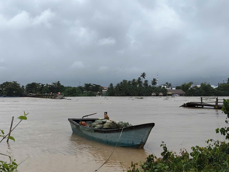 Nước sông Cái Nha Trang dâng cao cuốn trôi cầu gỗ dân sinh. Ảnh: Văn Nhất