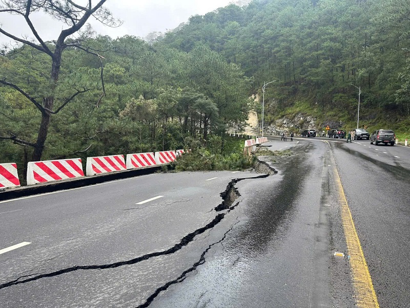 đã xảy ra sạt lở khoảng 7,5m bề rộng mặt đường và tường chắn taluy âm,