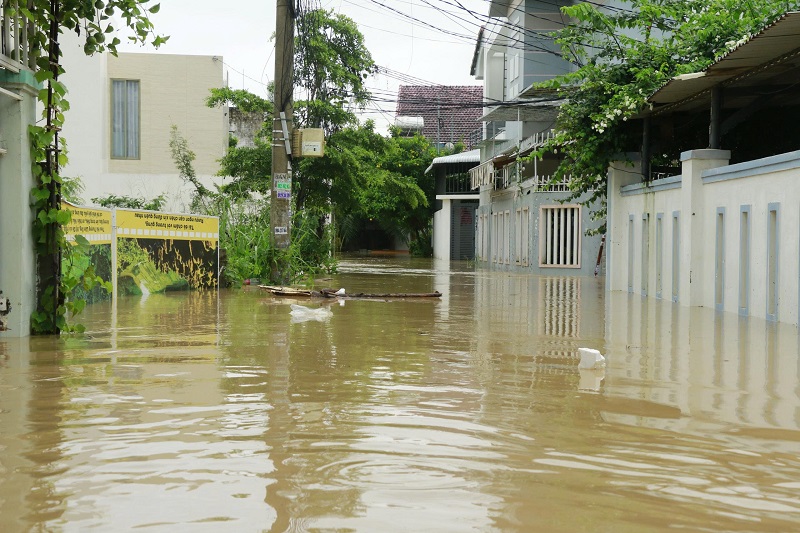 mưa lũ kéo dài mấy ngày qua đã gây thiệt hại nặng cho tỉnh Khánh Hòa, trong đó có 10 người chết. Ảnh: X.H