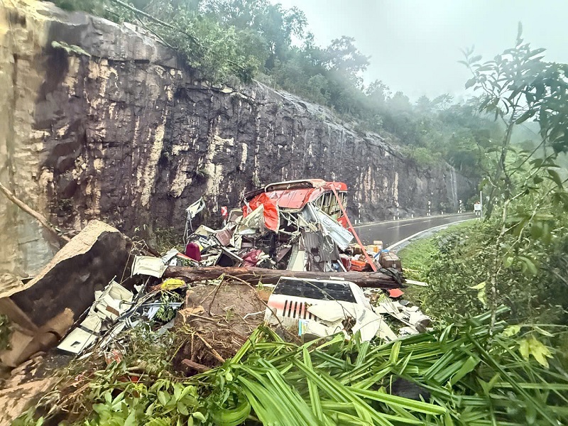 Vụ sạt lở đất, đá do mưa lớn xảy ra vào tối 16/11 khiến 6 hàng khách trên xe khách Phương Trang t ử vong tại chỗ. Ảnh: T.X