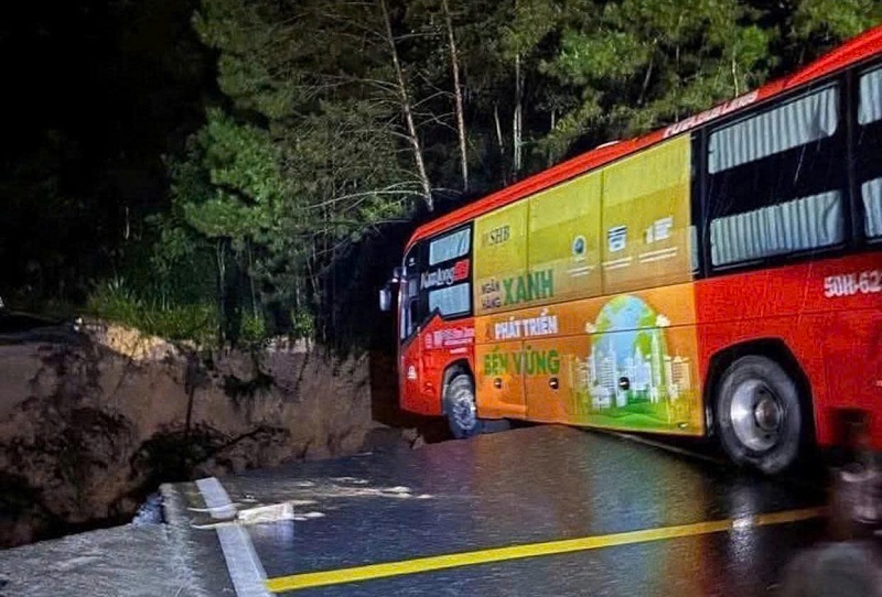 Thời điểm xảy ra sạt lở đúng lúc chiếc xe khách của Công ty Phương Trang chạy qua, khiến bánh trước sụp xuống mép hố, suýt rơi xuống vực sâu.
