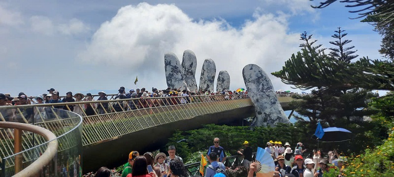 Du khách tham quan Cầu Vàng, Khu du lịch Bà Nà Hills. Ảnh: Linh Đan