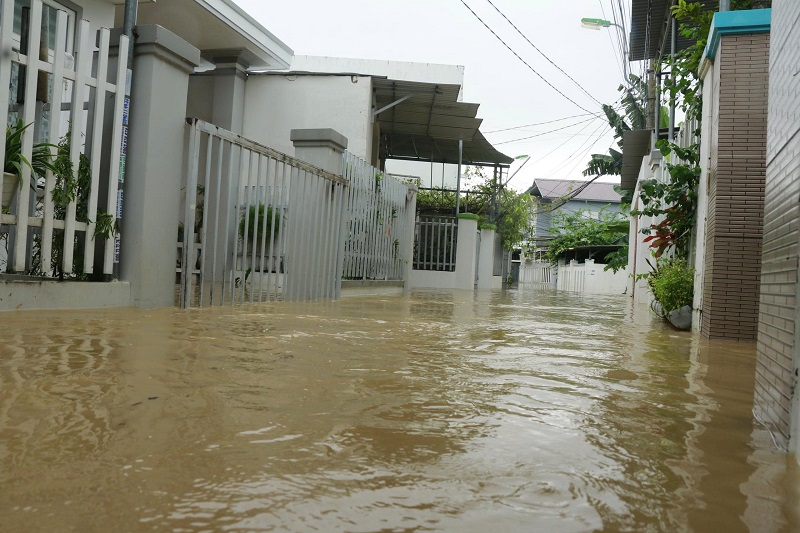 Nhiều khu vực ở Khánh Hòa chìm trong biển nước lũ. Ảnh: X.H