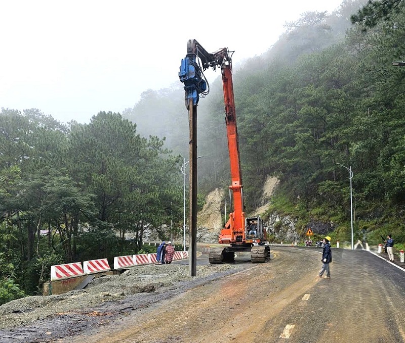 đèo Prenn đang được sửa chữa, khắc phục sạt lở. 