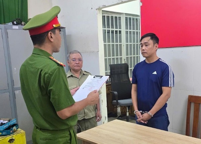 Công an TP Đà Nẵng đã tống đạt quyết định khởi tố bị can, thực hiện Lệnh bắt tạm giam đối với Đỗ Thành Nhung (1984, trú phường Đồng Hới, tỉnh Quảng Trị), Giám đốc Công ty TNHH Dịch vụ và Thương mại Thành Chung