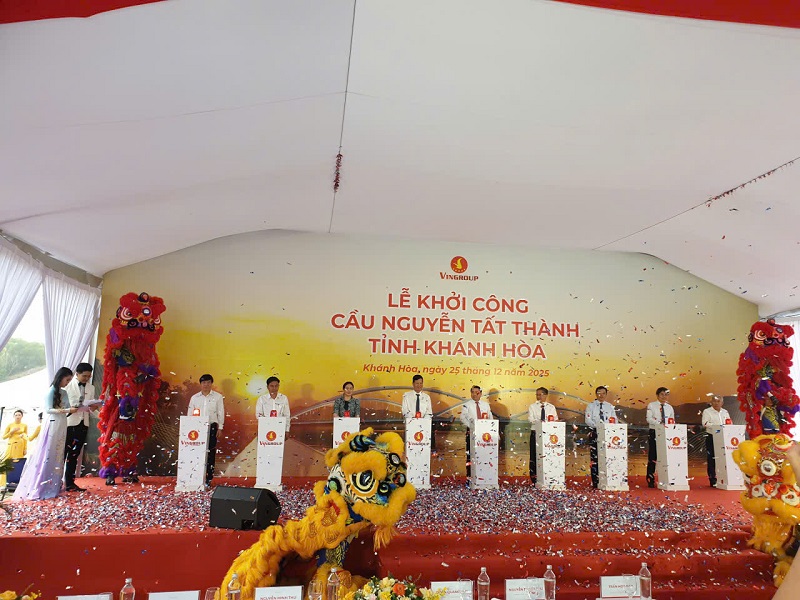 C&aacute;c đại biểu thực hiện nghi thức khởi c&ocirc;ng c&ocirc;ng tr&igrave;nh Bệnh viện Đa khoa Quốc tế S.I.S Nha Trang.