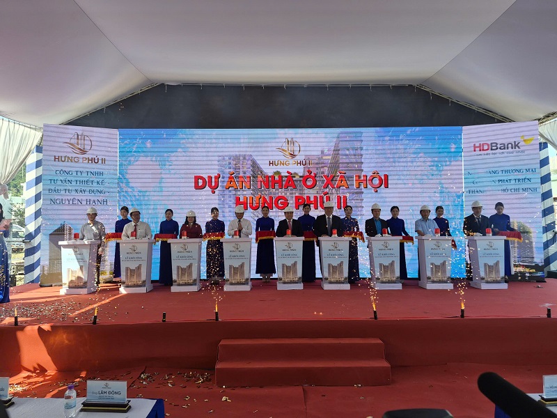 Các đại biểu thực hiện nghi thức khởi công công trình Bệnh viện Đa khoa Quốc tế S.I.S Nha Trang.