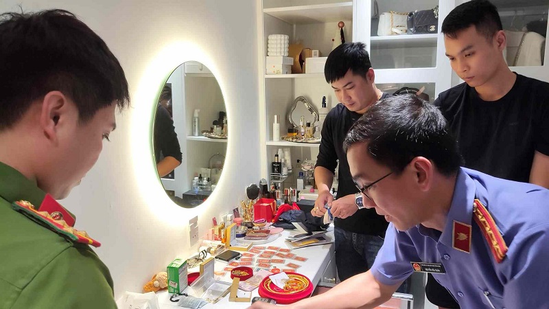 Cơ quan chức năng Đ&agrave; Nẵng lập bi&ecirc;n bản tạm giữ tang vật, phục vụ c&ocirc;ng t&aacute;c điều tra. Ảnh: Bảo Ngọc