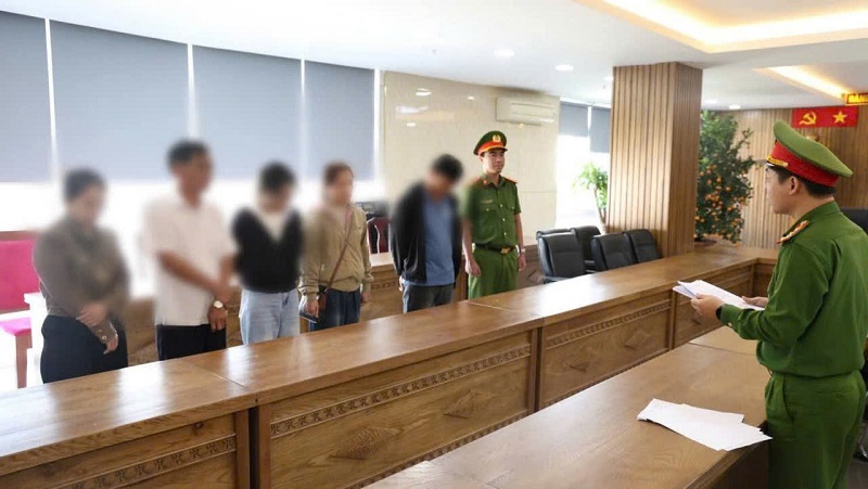 tống đạt quyết định khởi tố vụ &aacute;n, khởi tố bị can đối với nhiều đối tượng li&ecirc;n quan đến h&agrave;nh vi &ldquo;Mua b&aacute;n tr&aacute;i ph&eacute;p h&oacute;a đơn gi&aacute; trị gia tăng&rdquo;.