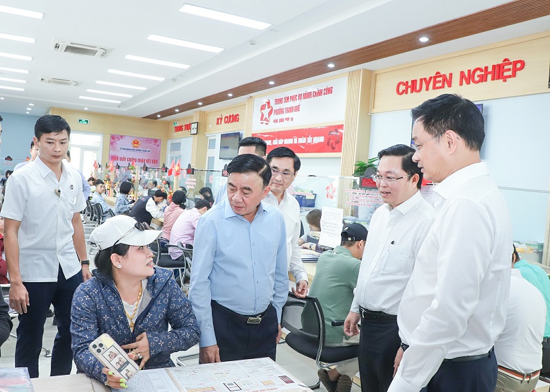 Thường trực Ban B&iacute; thư Trần Cẩm T&uacute; thăm hỏi người d&acirc;n đang l&agrave;m thủ tục h&agrave;nh ch&iacute;nh. Ảnh: Hồng Qu&acirc;n