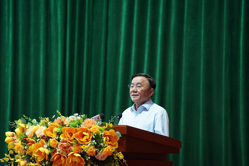 Thường trực Ban B&iacute; thư Trần Cẩm T&uacute; thăm hỏi người d&acirc;n đang l&agrave;m thủ tục h&agrave;nh ch&iacute;nh. Ảnh: Hồng Qu&acirc;n