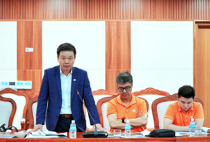 Đại diện Tập đo&agrave;n FPT b&aacute;o c&aacute;o t&igrave;nh h&igrave;nh thực hiện 2 Dự &aacute;n đề xuất. Ảnh: Bảo Anh