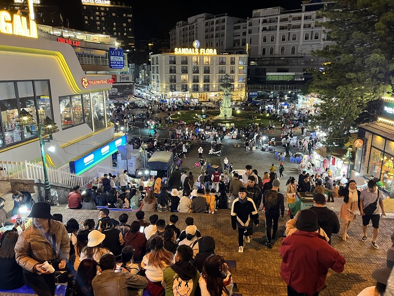 Chợ đ&ecirc;m Đ&agrave; Lạt l&agrave; điểm mua sắm 