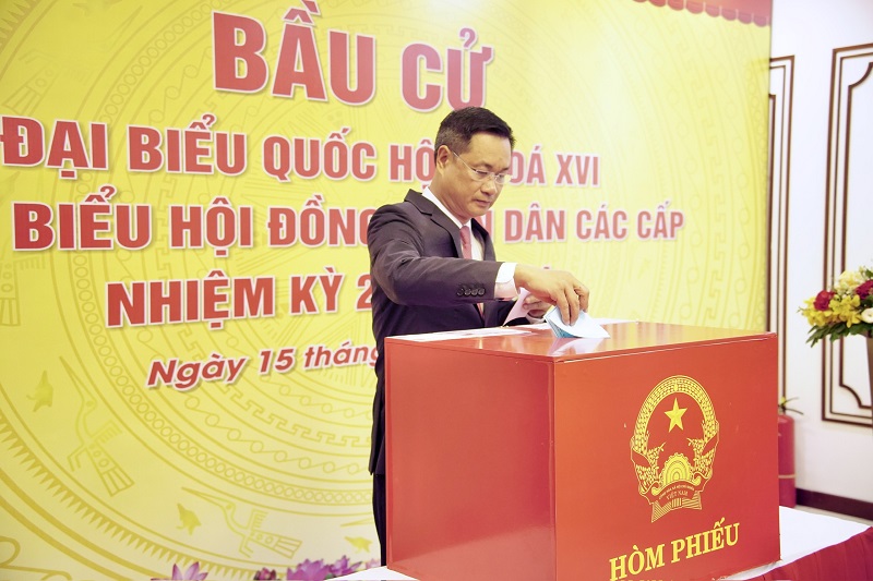Bí thư Thành ủy Lê Ngọc Quang tiến hành bỏ phiếu tại khu vực bỏ phiếu số 15, phường Hải Châu, Đà Nẵng.