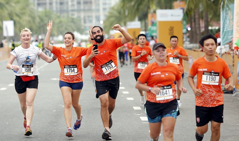 Cu&ocirc;Cuộc thi Marathon Quốc tế Đ&agrave; Nẵng thu h&uacute;t rất nhiều người tham gia.