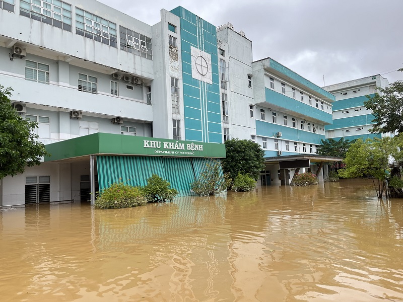 Bệnh viện Đa khoa khu vực Quảng Nam bị nước lũ bao vây tứ phía. Ảnh: Văn Toàn