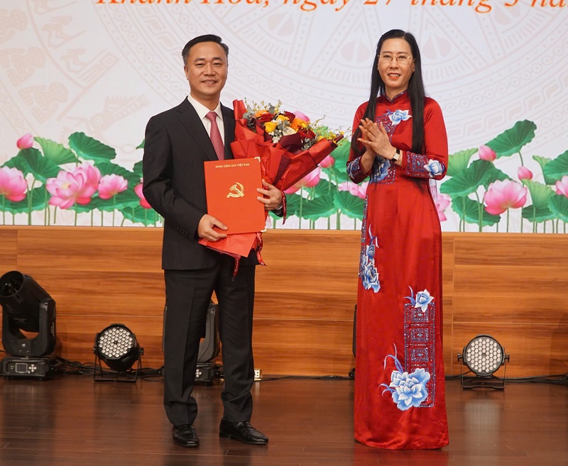 B&agrave; B&ugrave;i Thị Quỳnh V&acirc;n, Ph&oacute; Trưởng Ban Tổ chức Trung ương tặng hoa ch&uacute;c mừng &ocirc;ng 