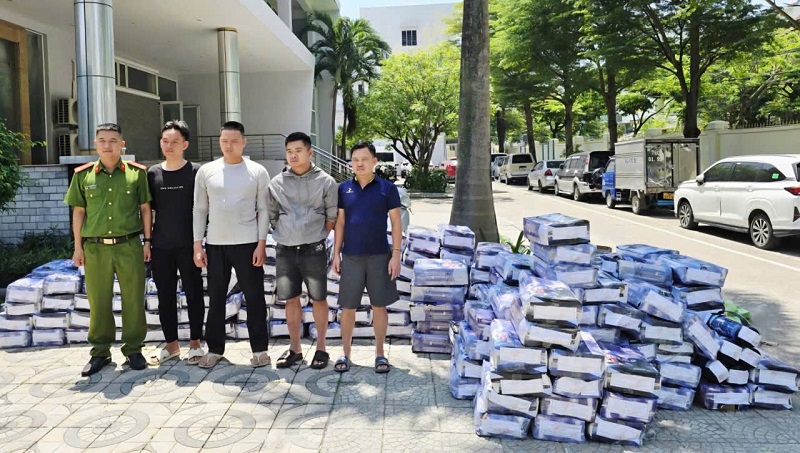 Tang vật là hàng trăm bình khí cười bị cơ quan công an thu giữ. Aanhr: C.A Đà Năng