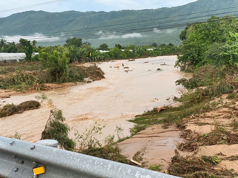 việc đầu tư c&ograve;n nhằm ứng ph&oacute; với biến đổi kh&iacute; hậu đang diễn ra, cắt lũ, giảm nhẹ ngập lụt cho hạ du