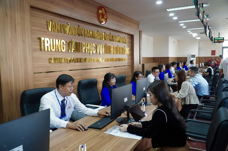 Người d&acirc;n l&agrave;m thủ tục h&agrave;nh ch&iacute;nh tại Trung t&acirc;m phục vụ h&agrave;nh ch&iacute;nh c&ocirc;ng tỉnh Kh&aacute;nh H&ograve;a. Ảnh: Thế Quang