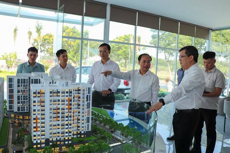 Đo&agrave;n c&ocirc;ng t&aacute;c Bộ X&acirc;y dựng do Thứ trưởng Nguyễn Văn Sinh l&agrave;m Trưởng đo&agrave;n vừa kiểm tra c&ocirc;ng t&aacute;c triển khai Dự &aacute;n nh&agrave; ở x&atilde; hội tại 